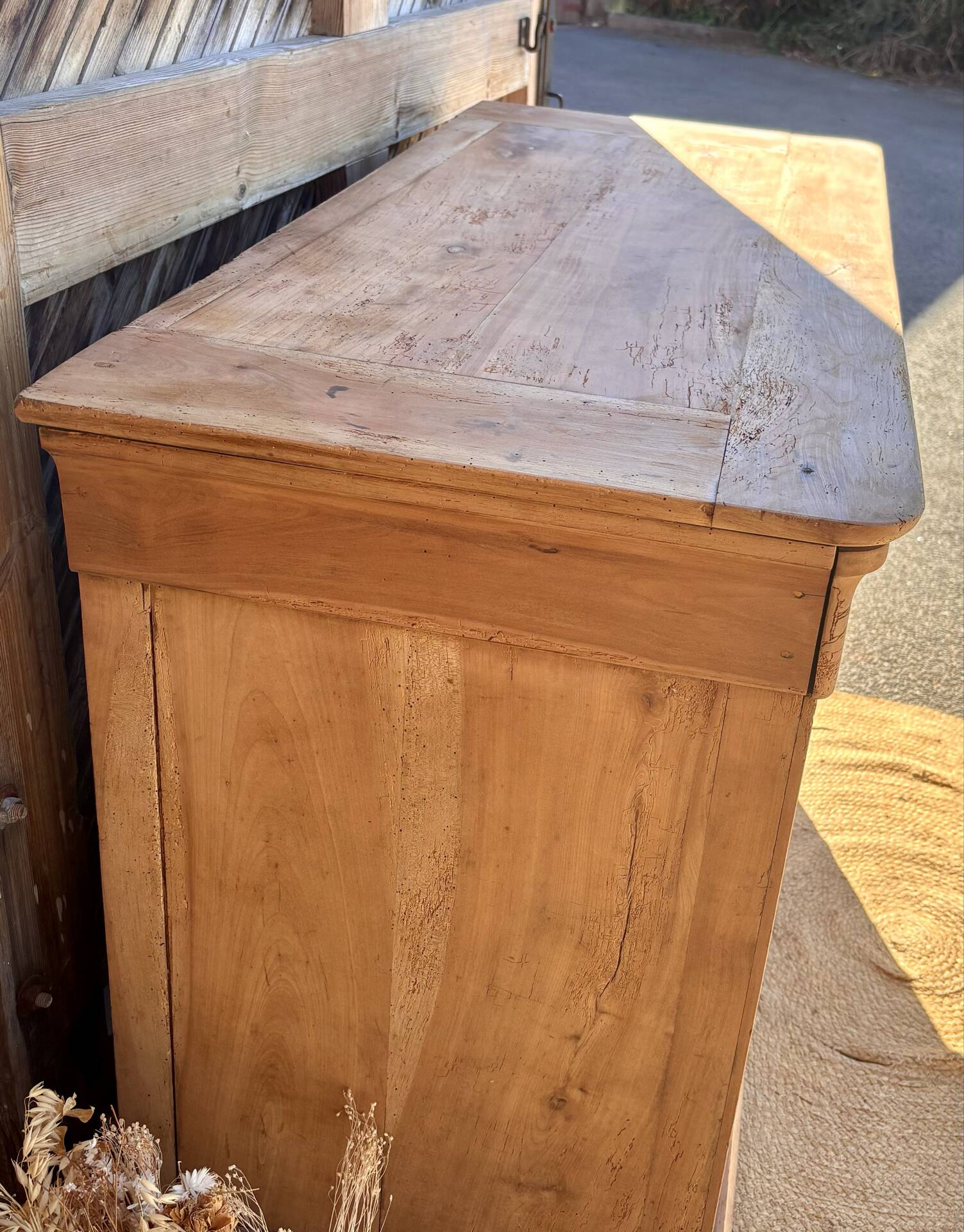 Antique chest of drawers with 4 drawers in raw solid wood.