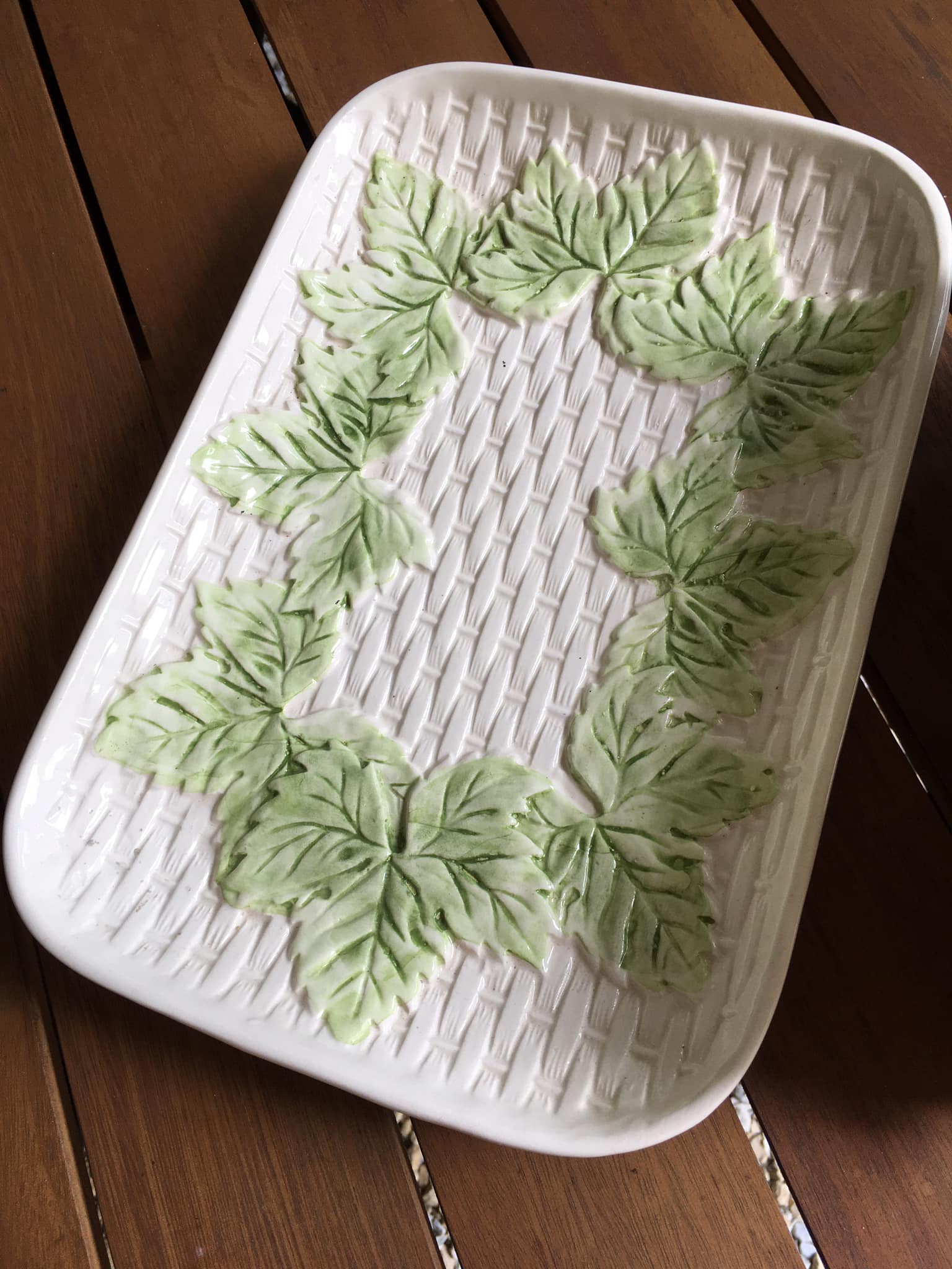 Service à asperges composé d’un plat et son égouttoir en barbotine. Estampillé FG