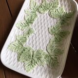 Service à asperges composé d’un plat et son égouttoir en barbotine. Estampillé FG