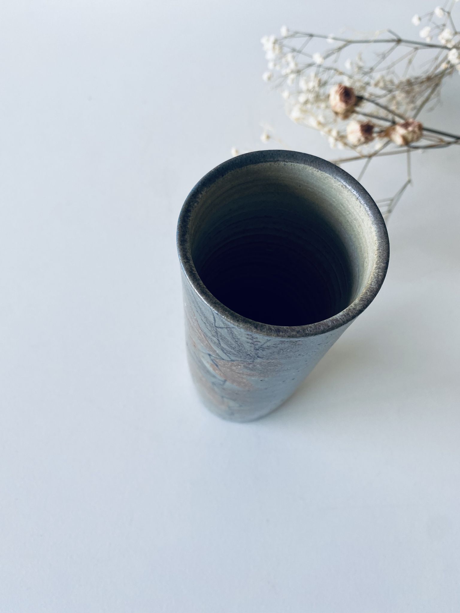Vase tubulaire en céramique signé