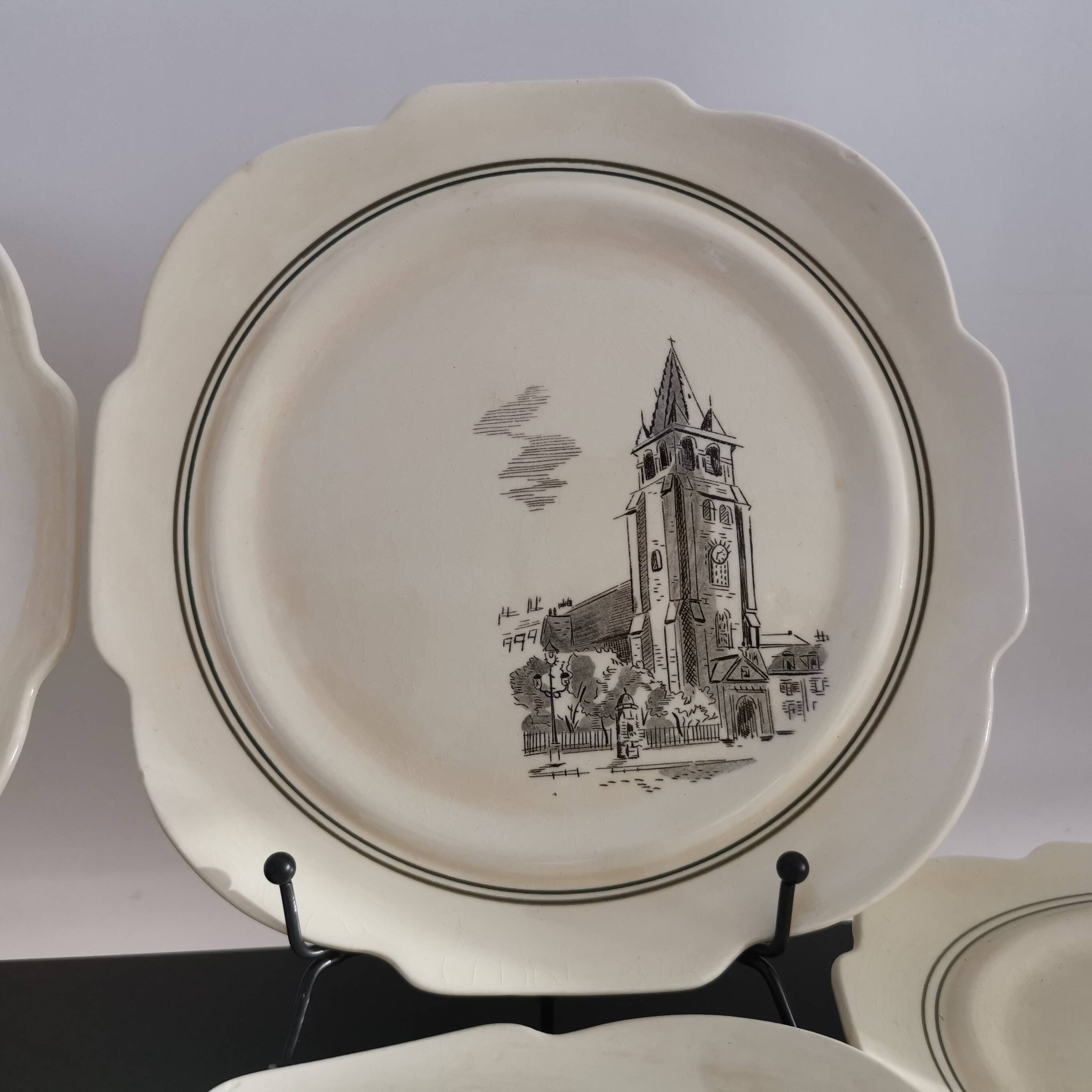 Série de 12 assiettes à dessert et son plateau à gâteaux Gien Paris Monuments