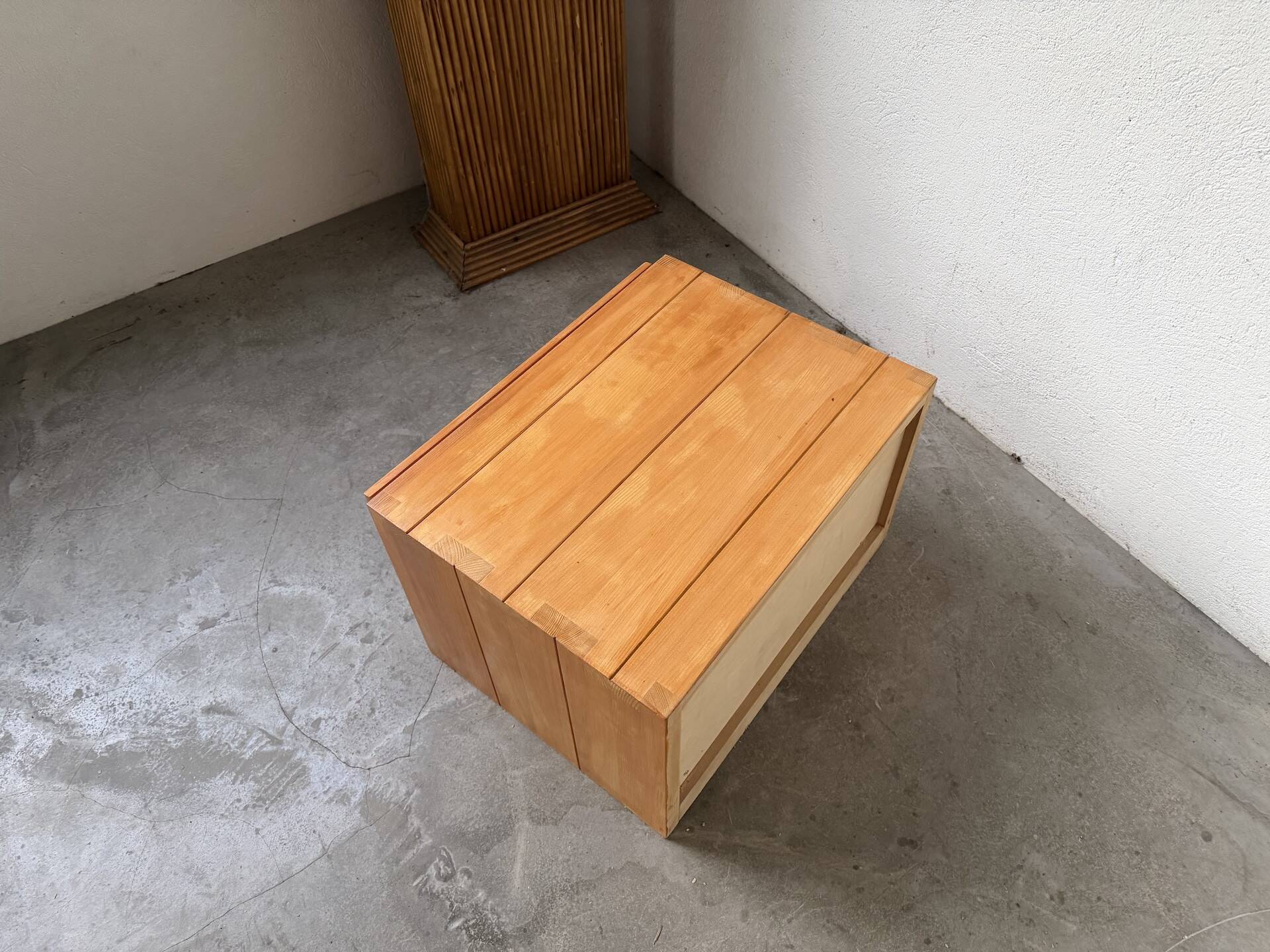 Regain bedside table in solid elm