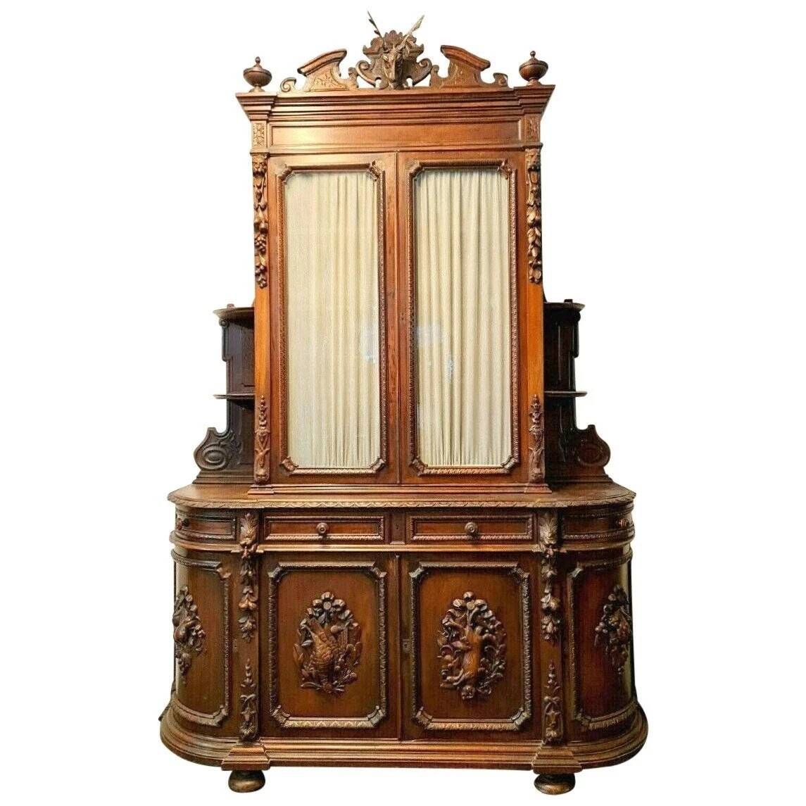Buffet deux-corps de pavillon de chasse en noyer sculpté style Re