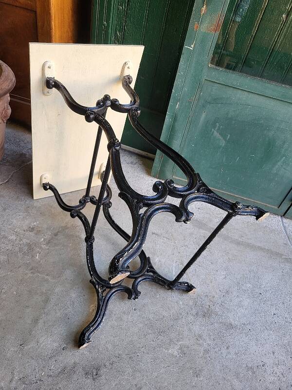Table bistrot en marbre avec pied en fonte