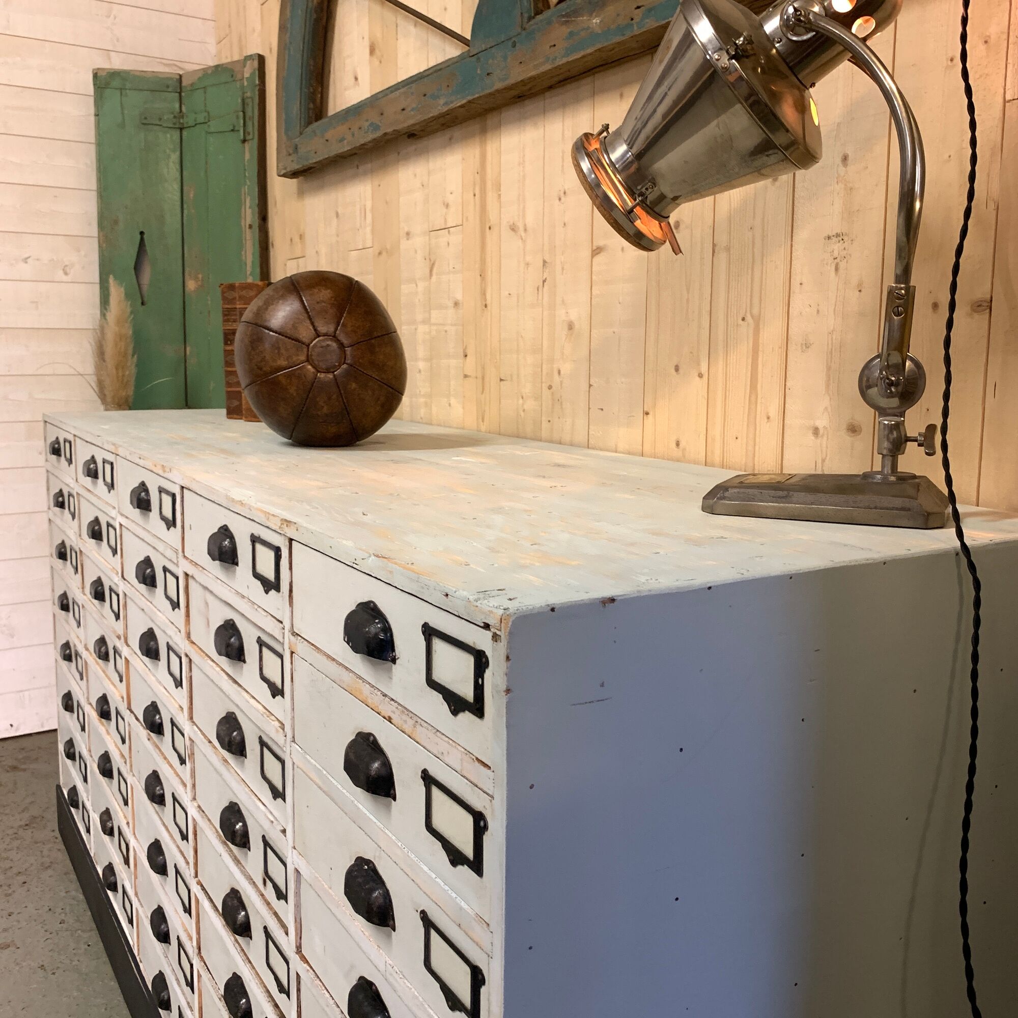 Ancien meuble de métier de quincaillerie 40 tiroirs