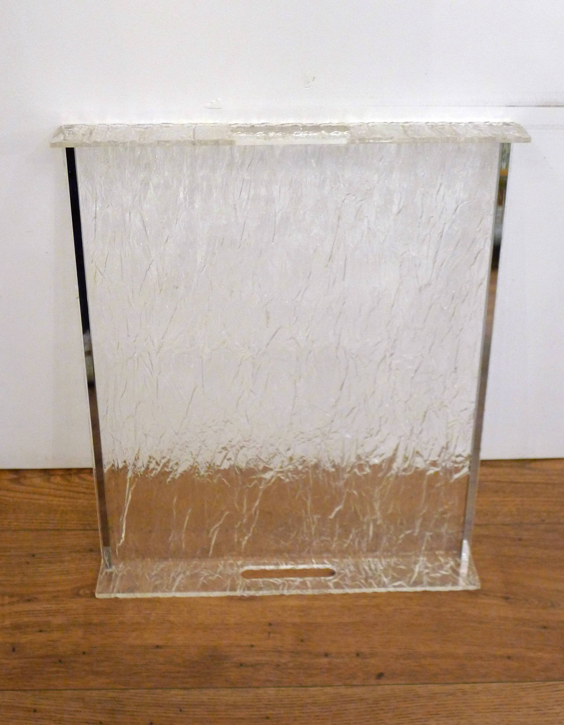 Large plateau 1970s in crumpled/frosted plexiglass & chrome strips