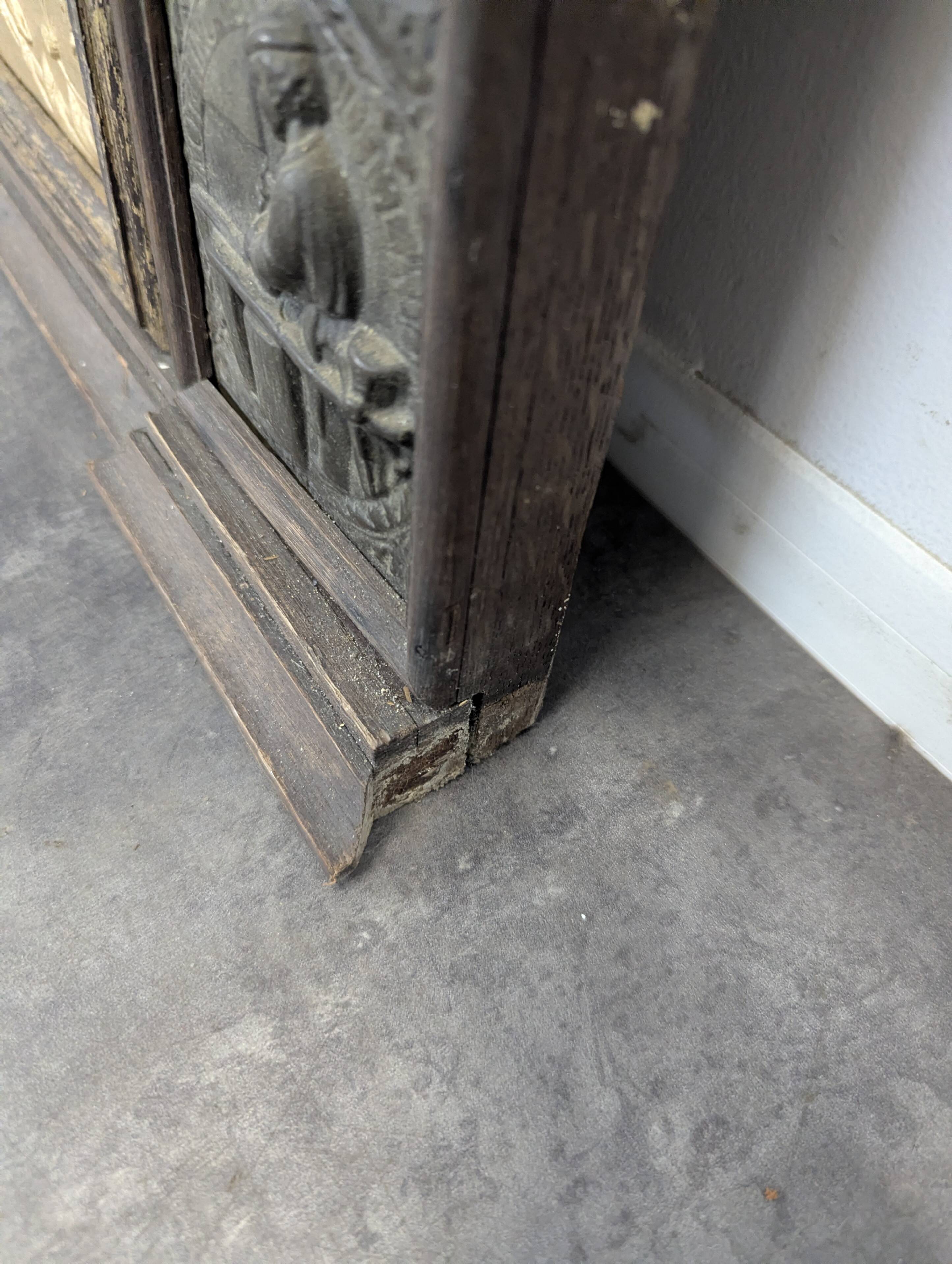 Renaissance-style mirror in wood and copper with a craftsmanship theme.
