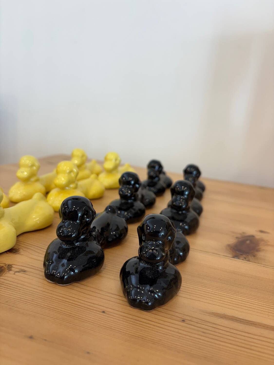 Box of 12 dog-shaped cutlery rests in yellow and black majolica.