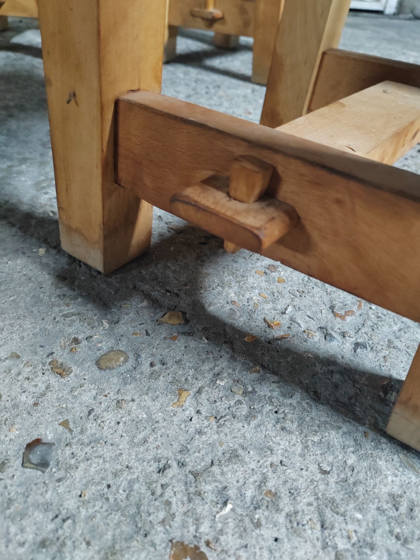 4 tabourets brutalistes