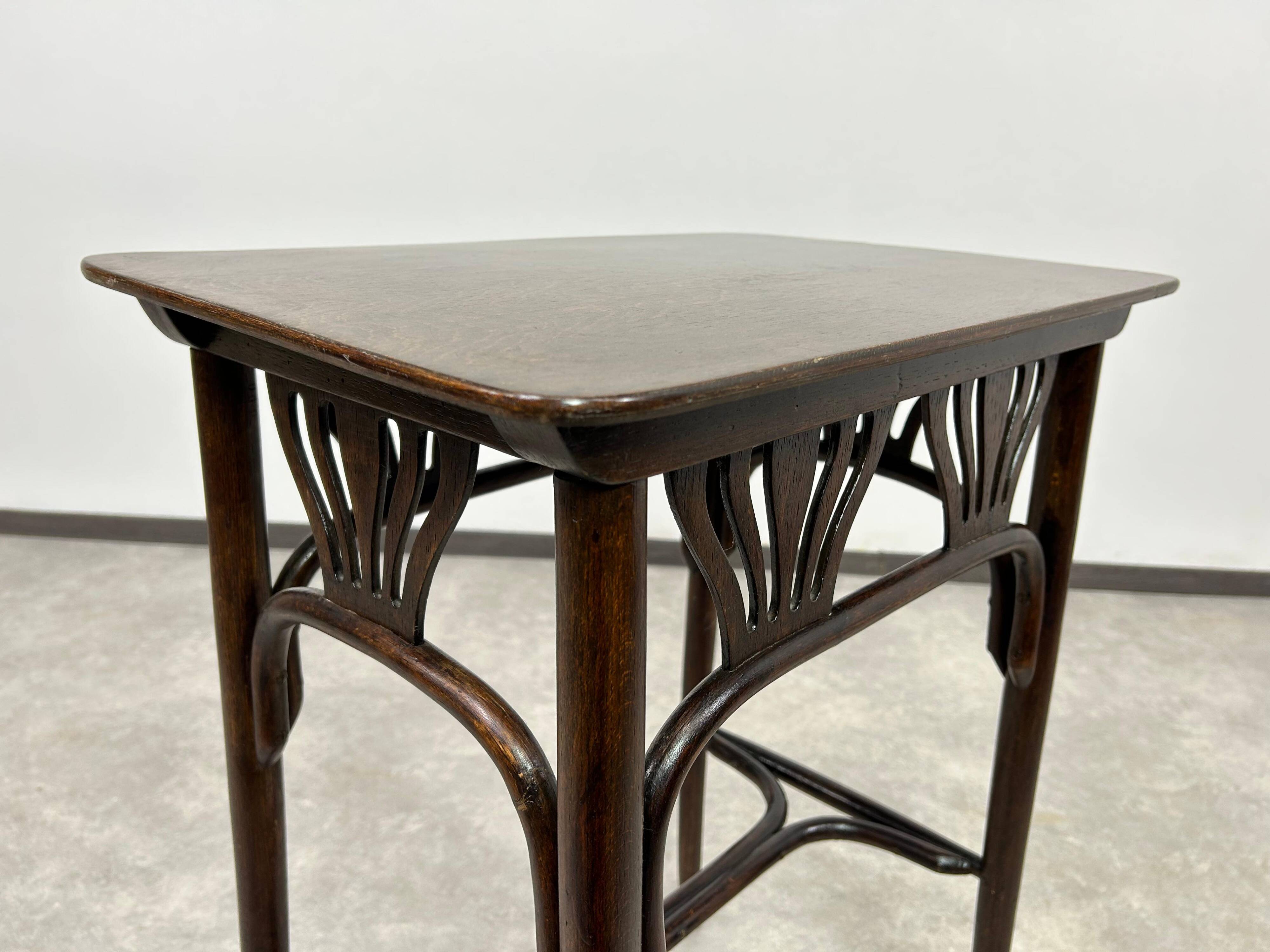 Table d'appoint en bois courbé par Thonet