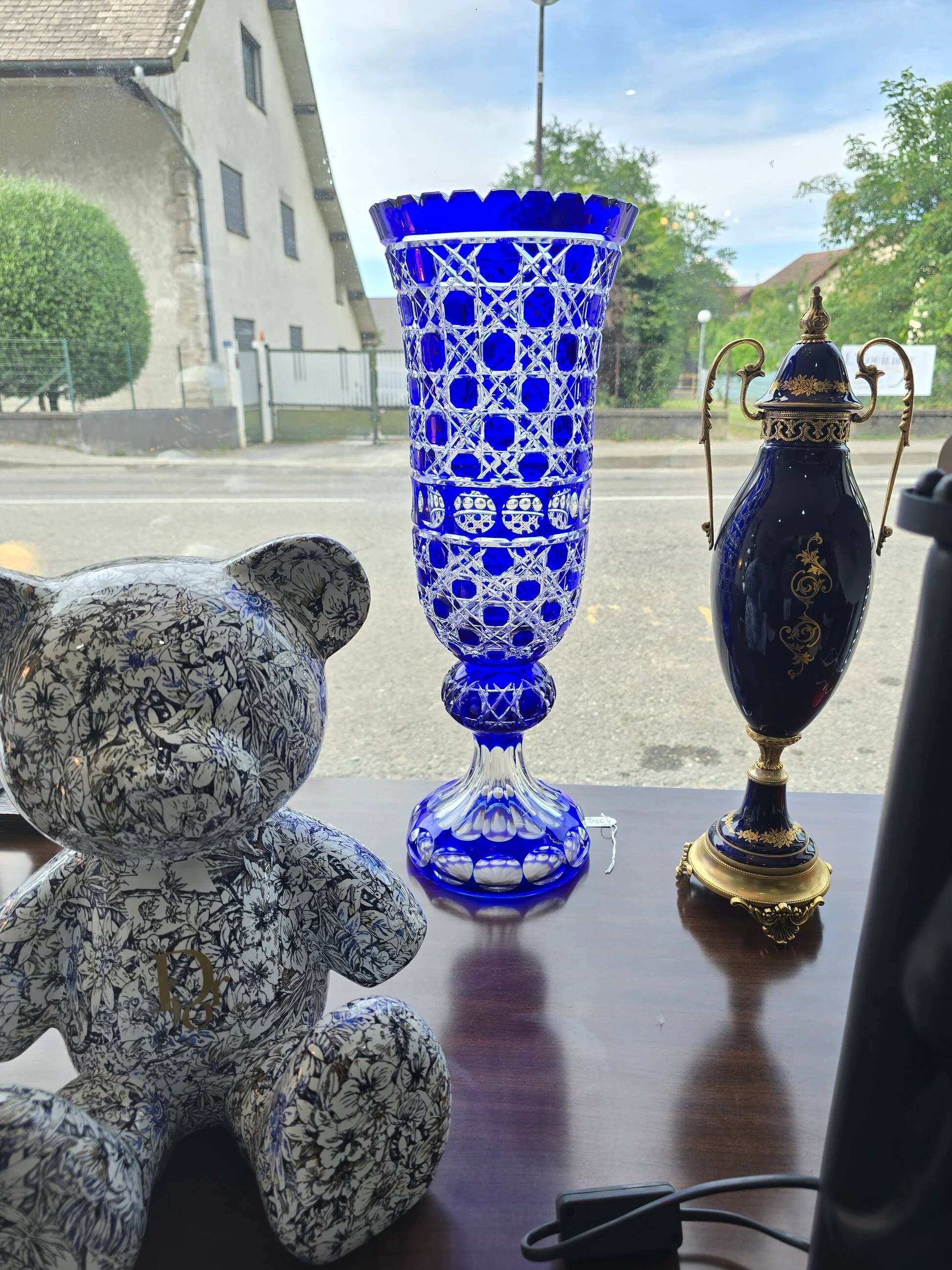 Cobalt blue cut crystal vase "The Great Owls" – Large model on a pedestal
