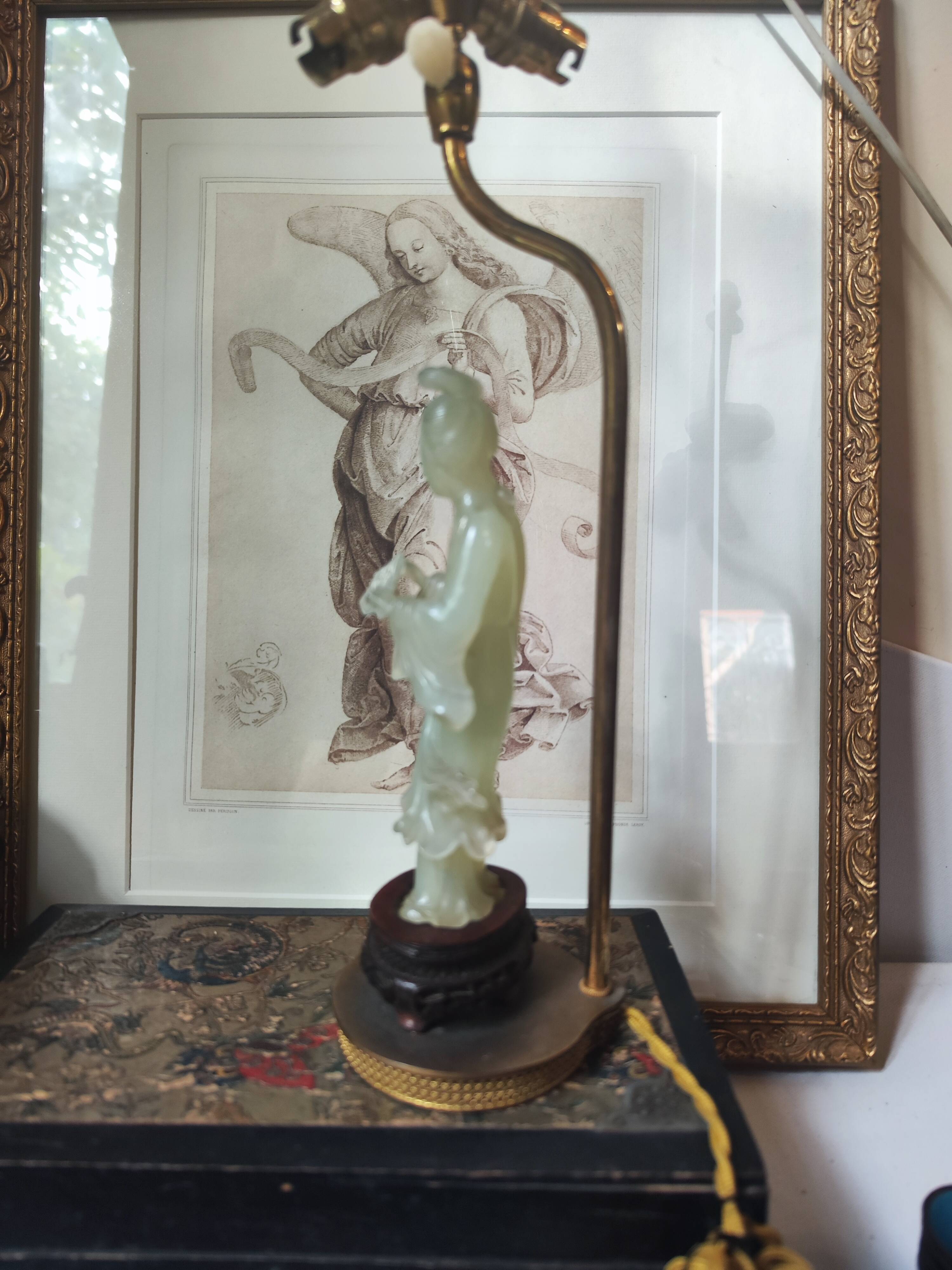 Sculpture chinoise en pierre montée en lampe.