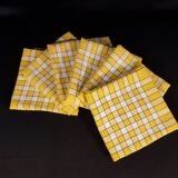 6 yellow napkins