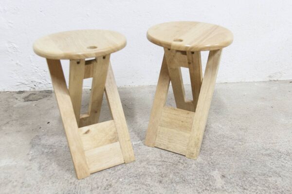 Paire de tabourets pliables dessinés par adrian reed fabriqués dans les ann