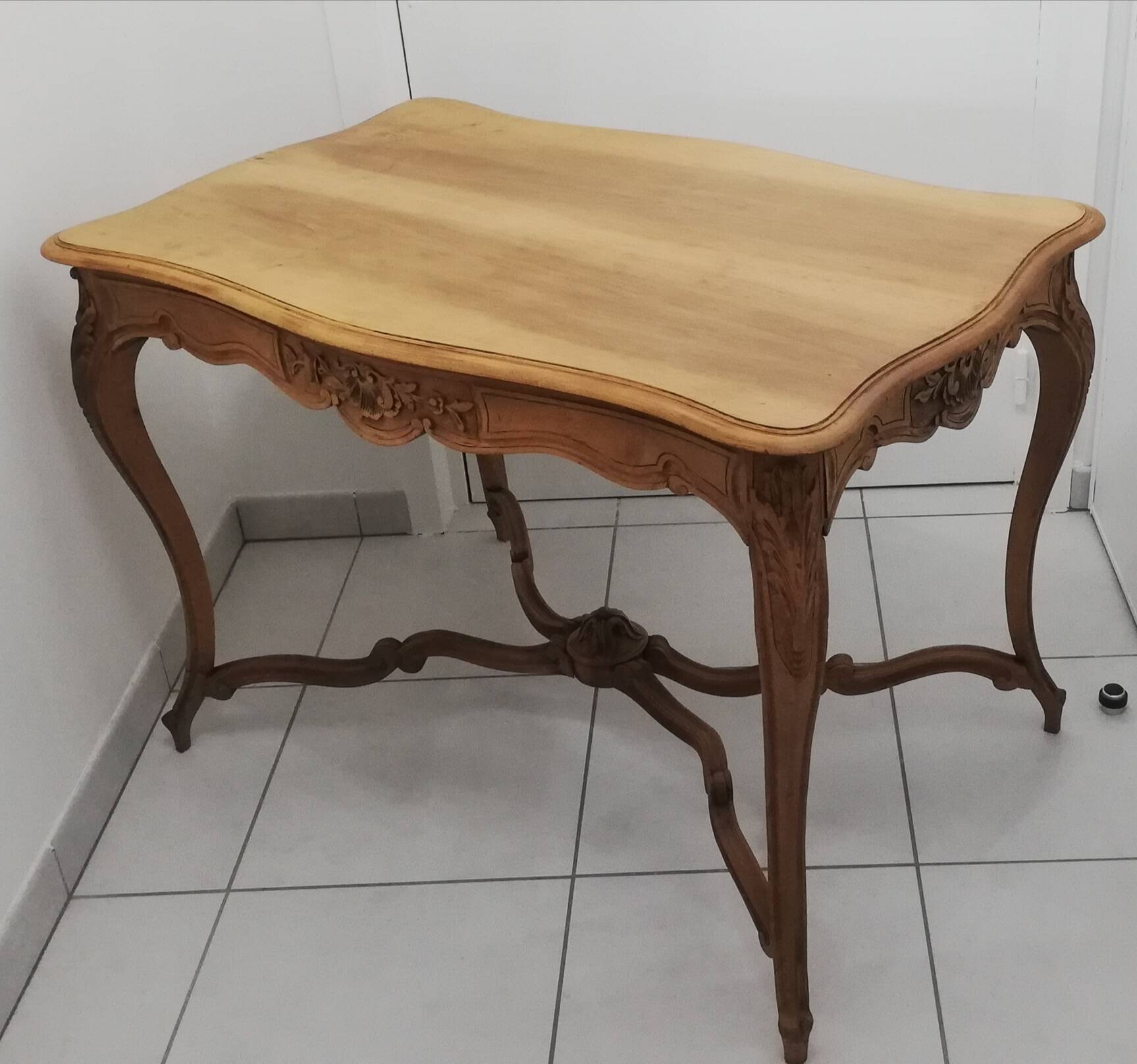 Table à tiroir de style Louis XV