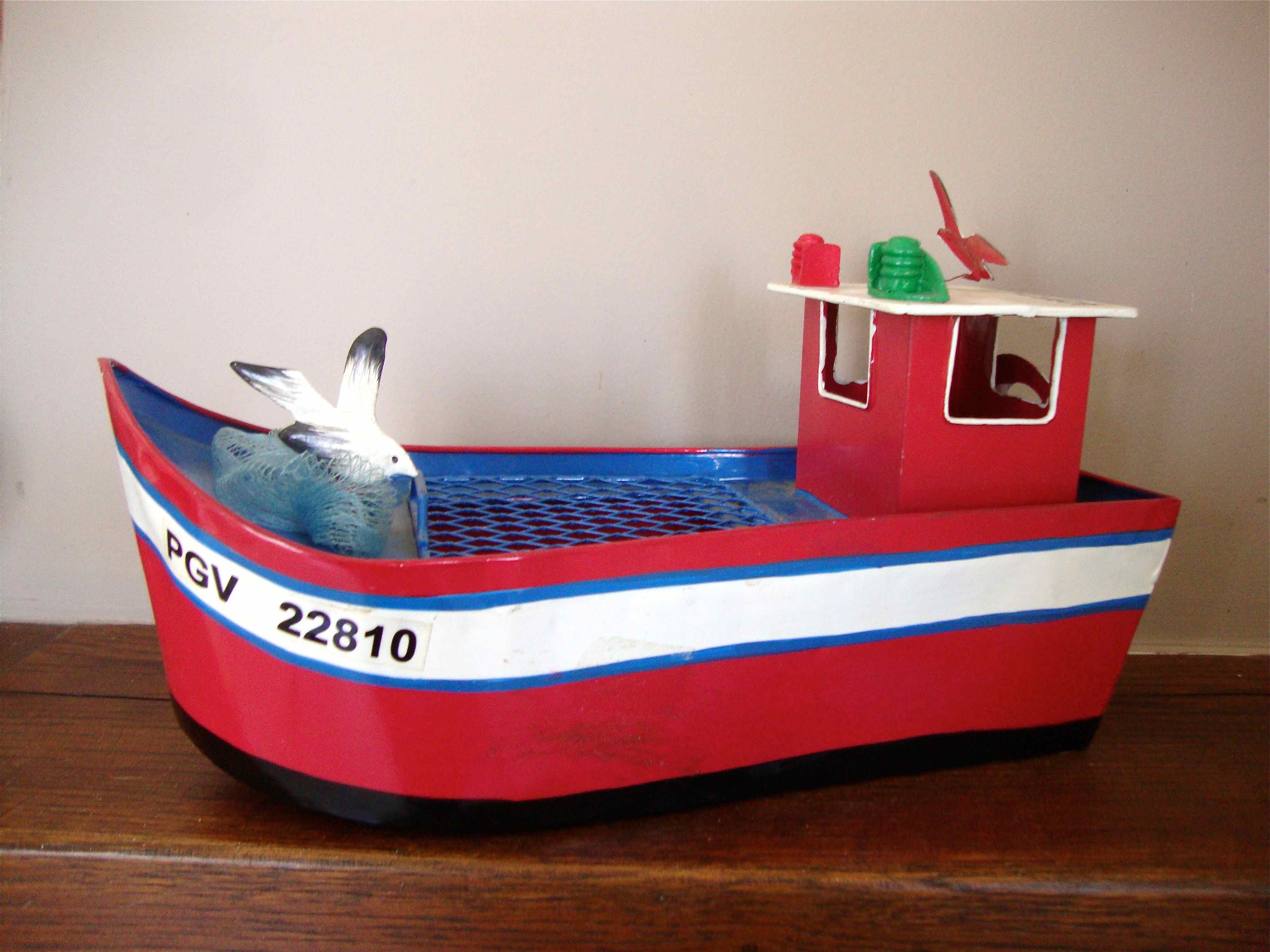Bâteau de pêche breton en tôle peinte