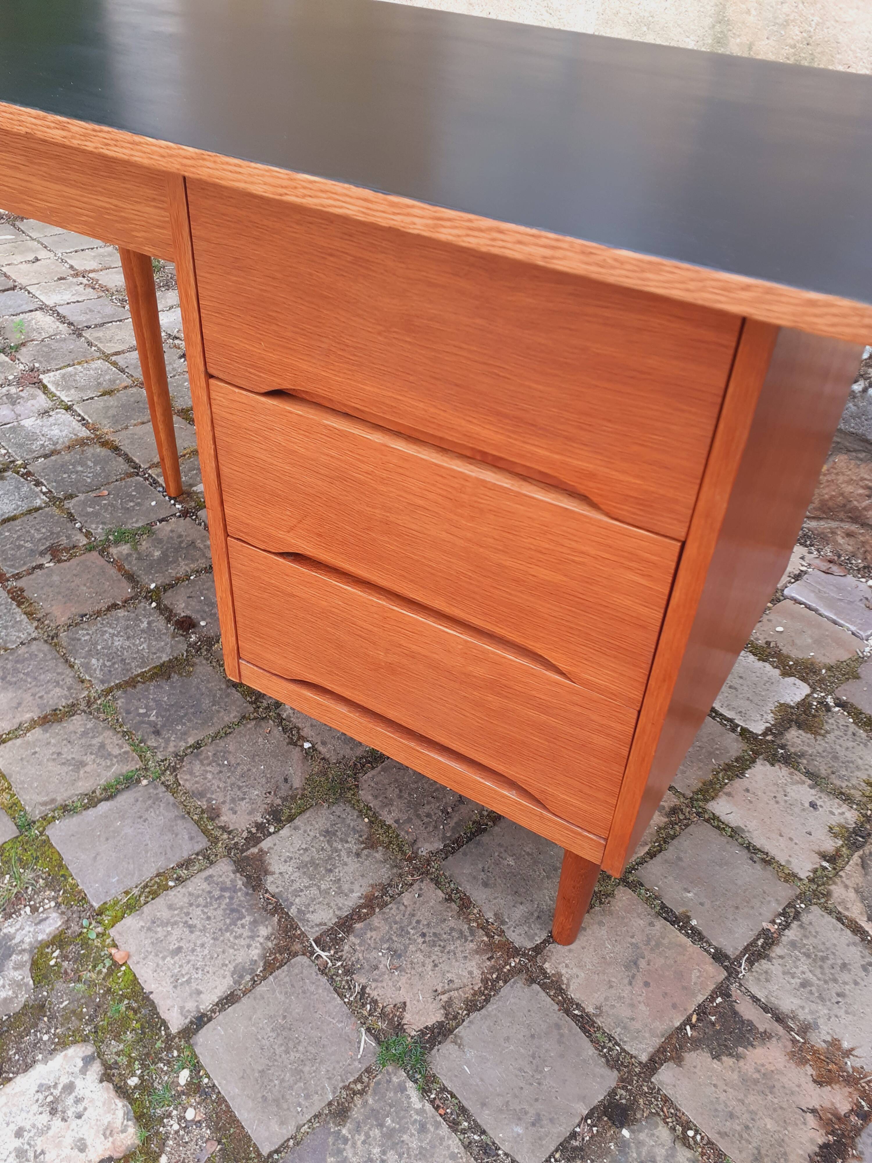 Bureau en chêne vintage année 70 Roumanie.