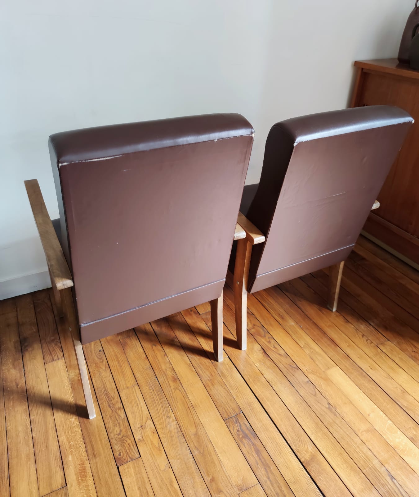 Paire de fauteuils moleskine marron
