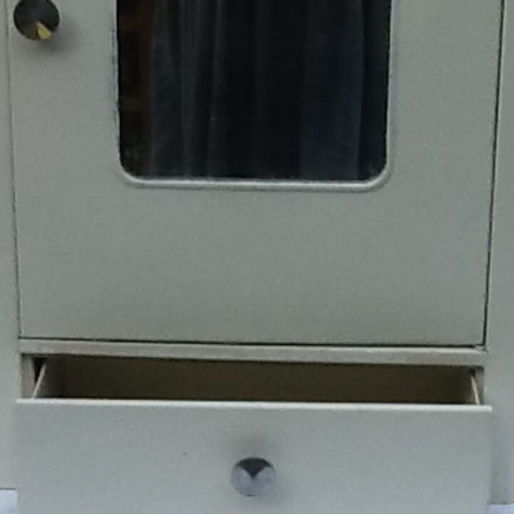 Armoirea white pharmacy