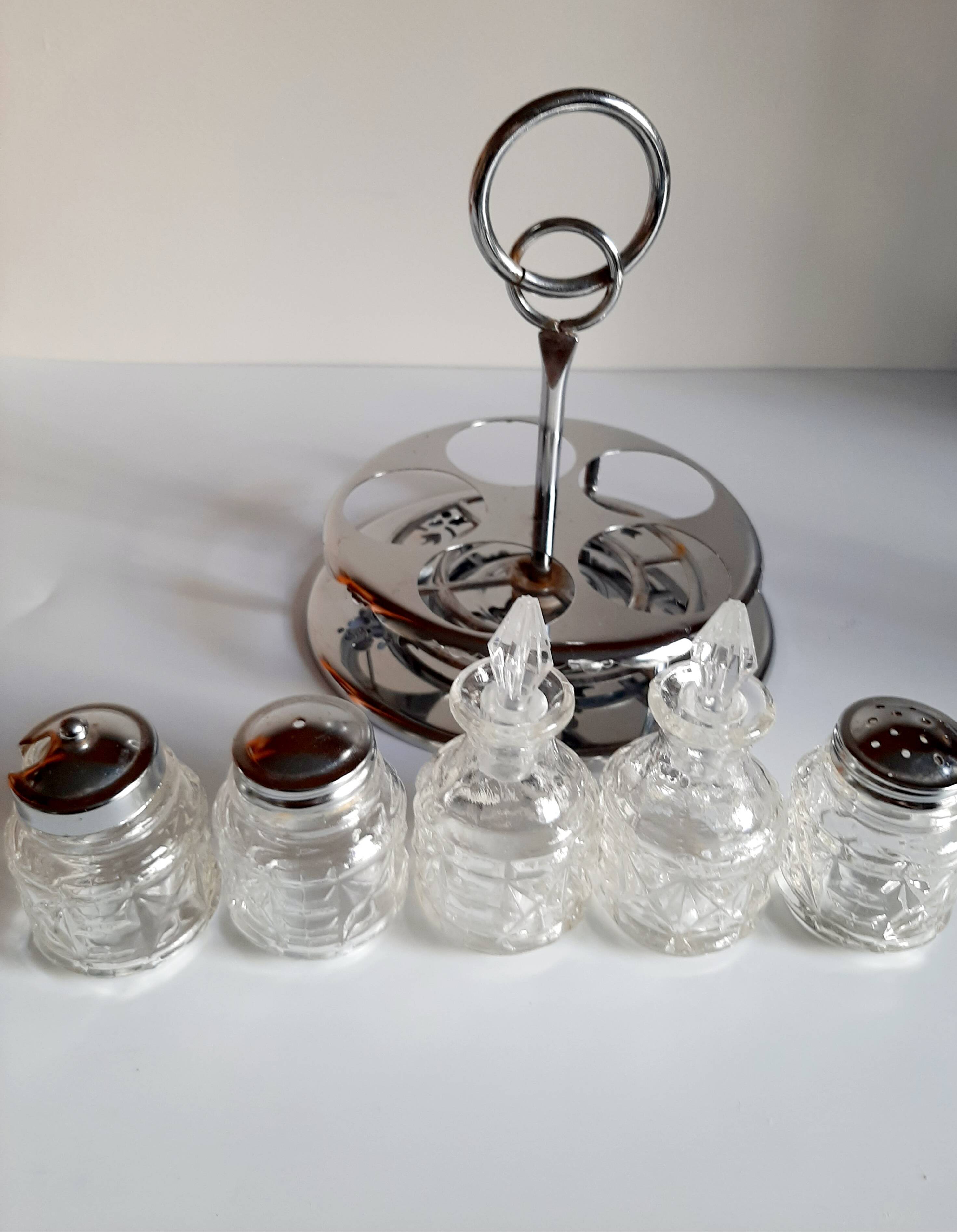 Salt and pepper servant