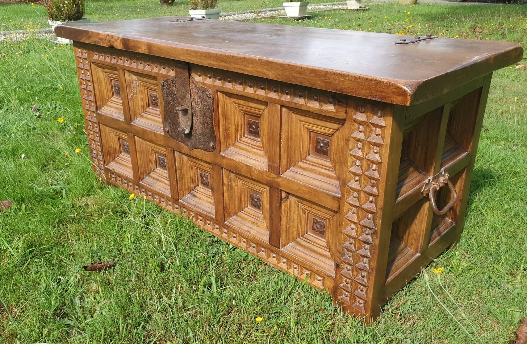 Chest - Walnut - Very good condition