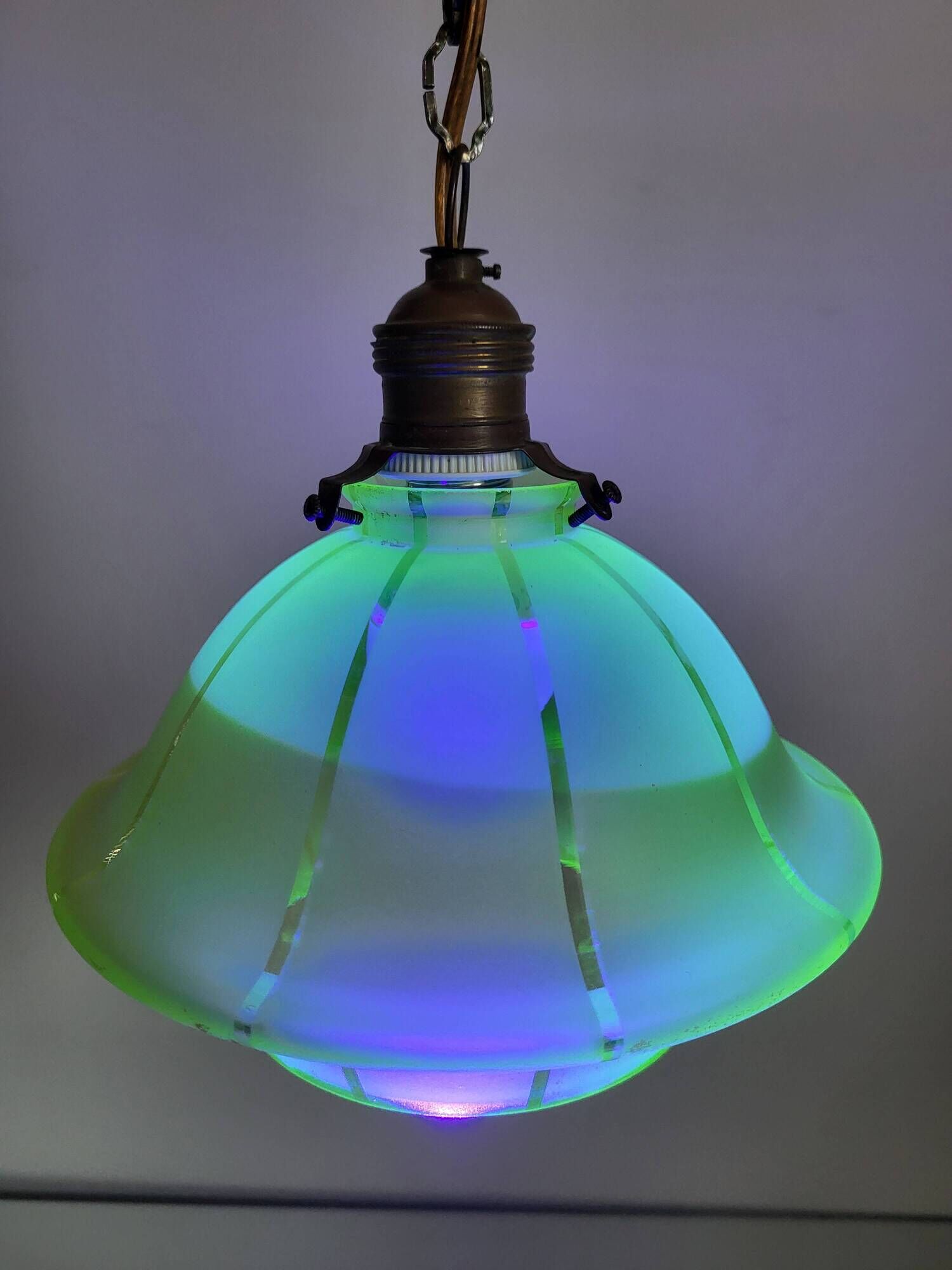 Lampe à main art déco en glaçure d’uranium; symmetrisch gelijnd, Belgique
