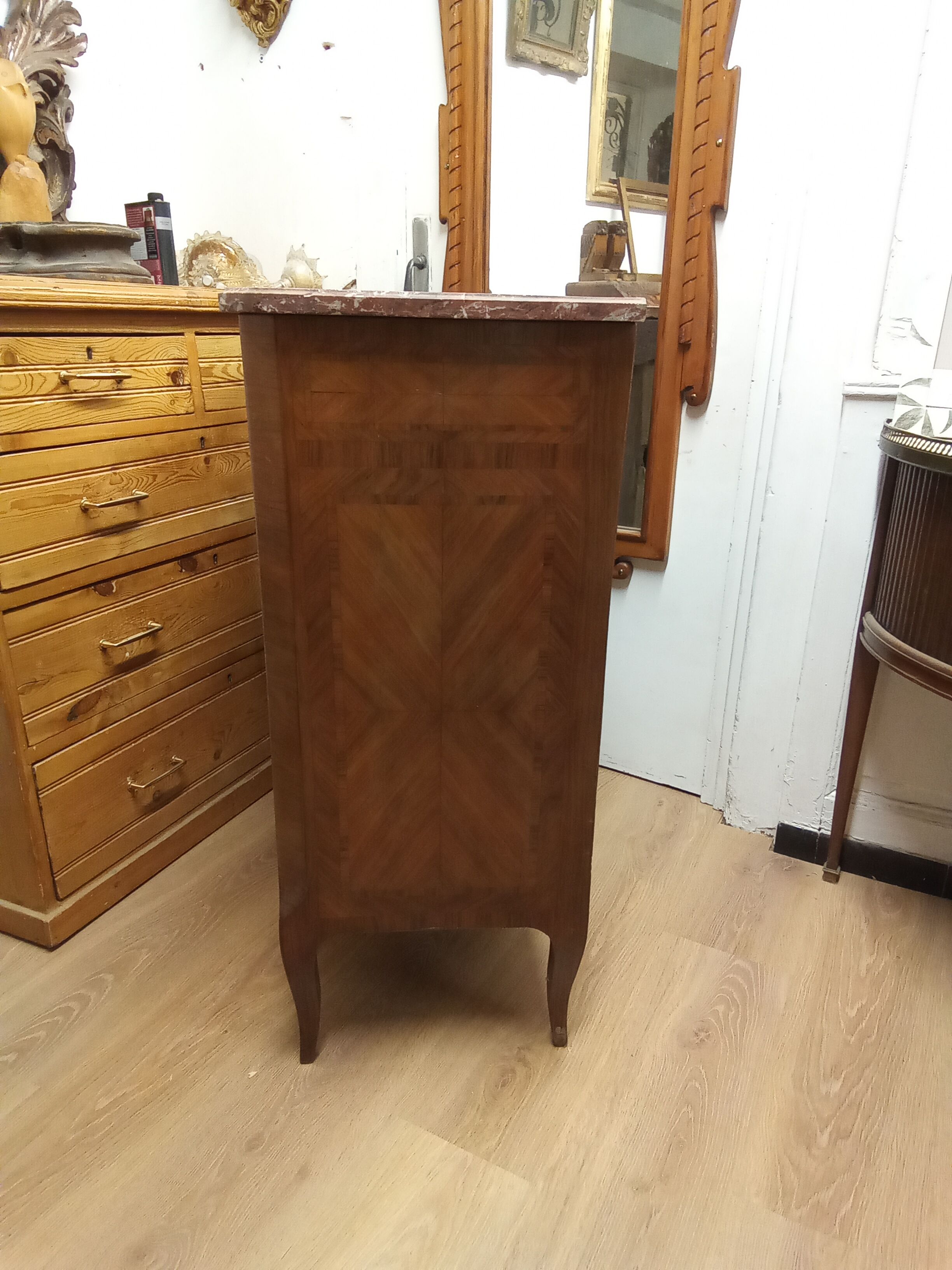 Commodity in rosewood veneer