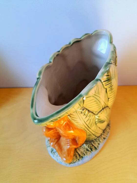 Pichet zoomorphe en barbotine singe