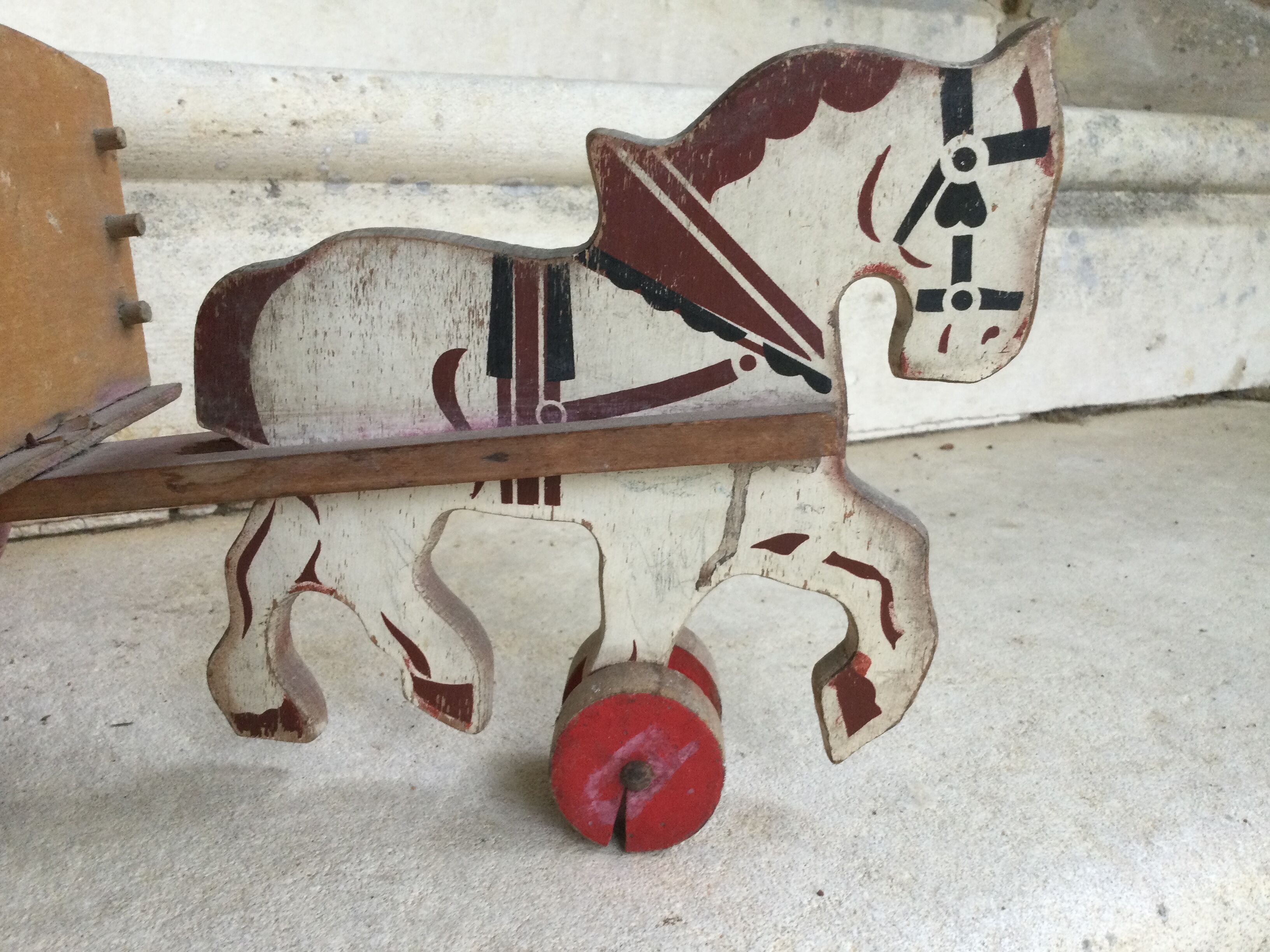 Cheval avec chariot ancien en bois