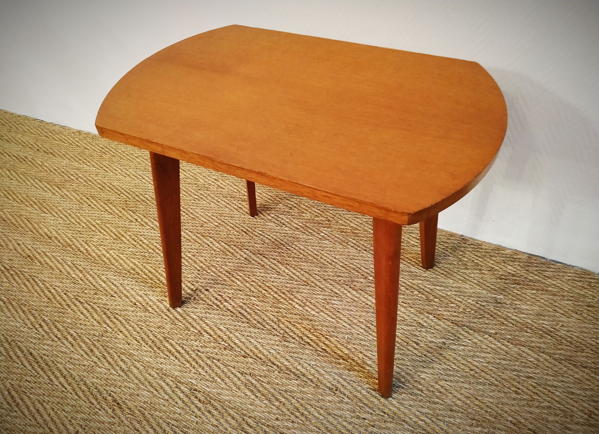 Coffee table spindle legs