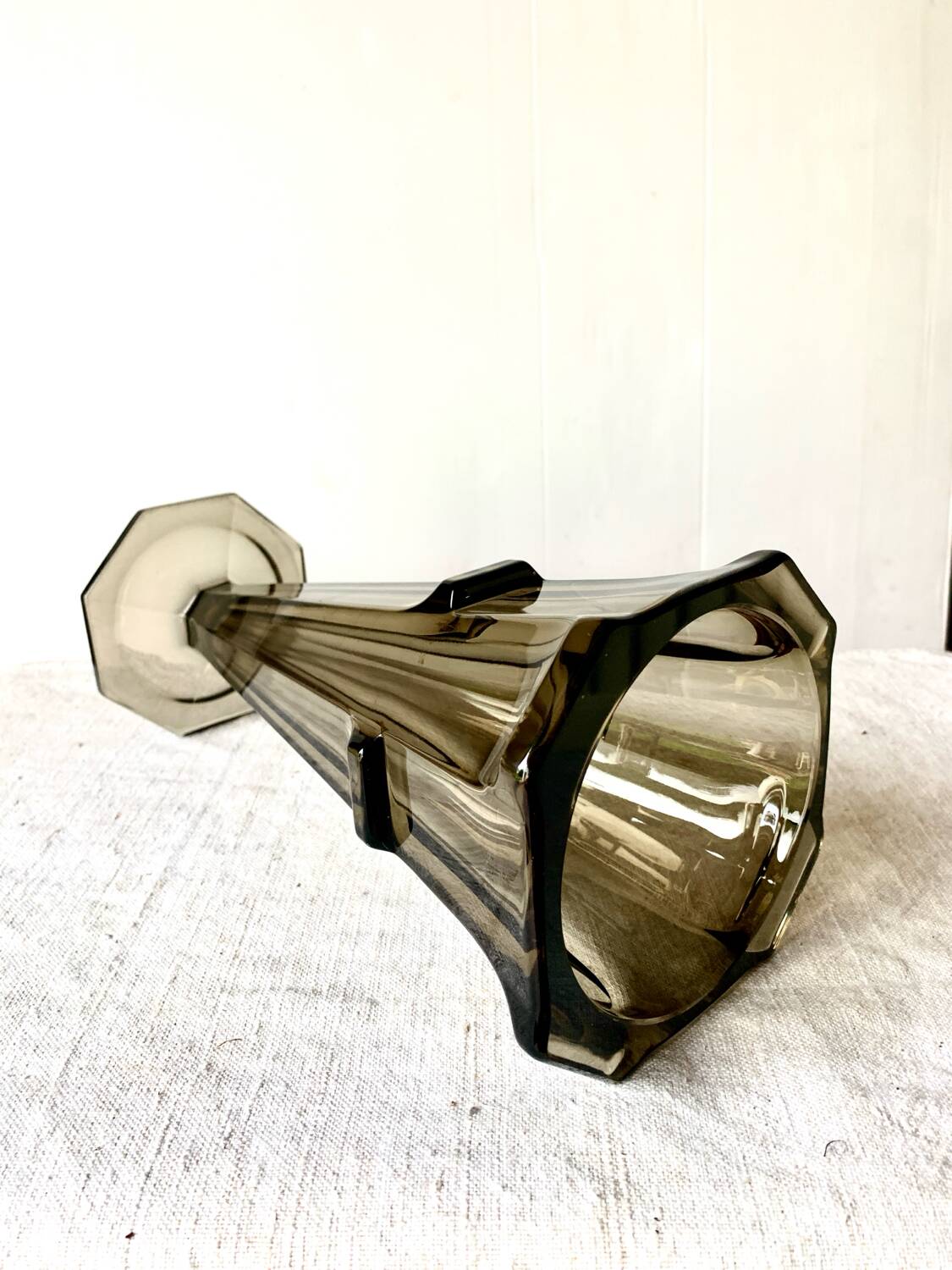 Vase cornet 1930 Art Deco verre fumé