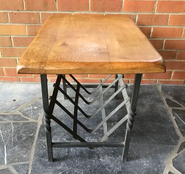 Table basse ou bout de canapé faisant porte-revues  en chêne et fer forgé
