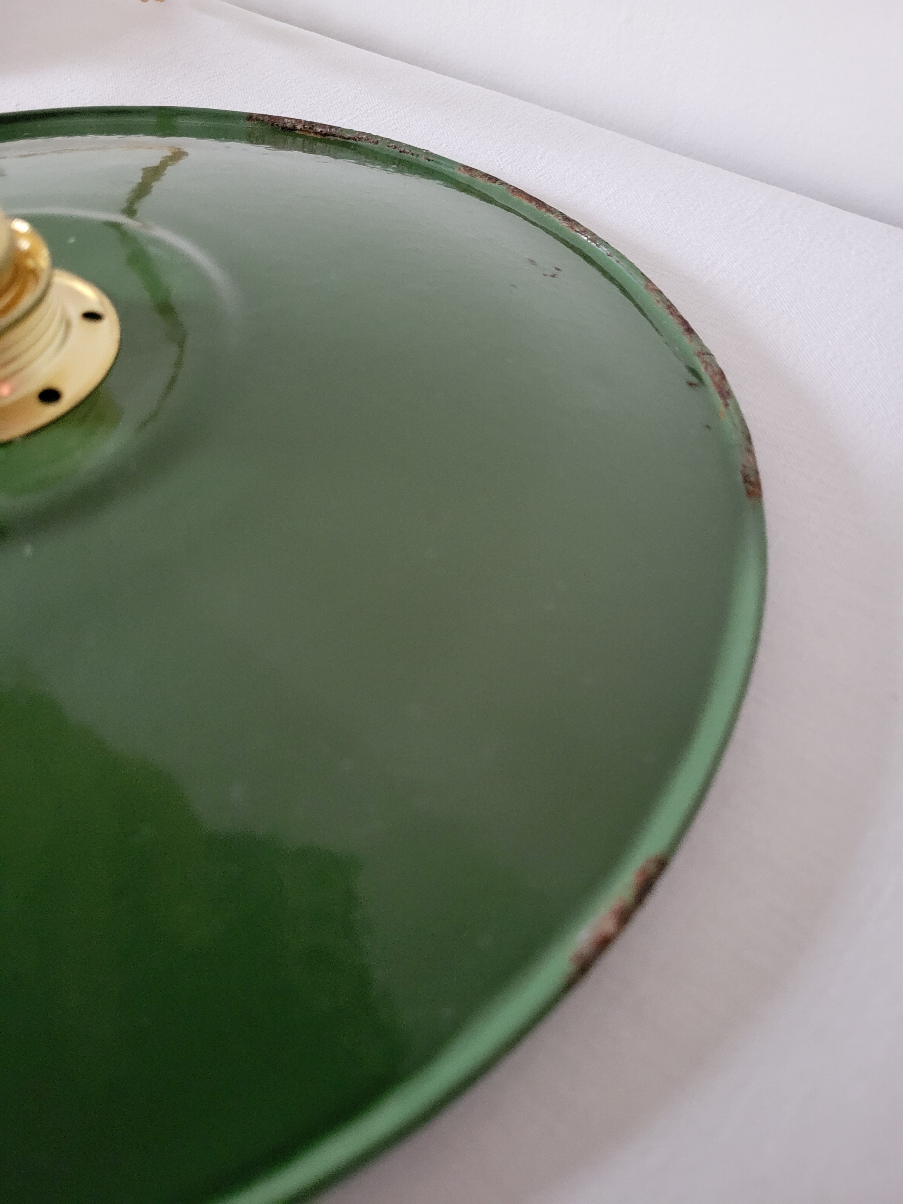 Enamelled sheet metal suspension