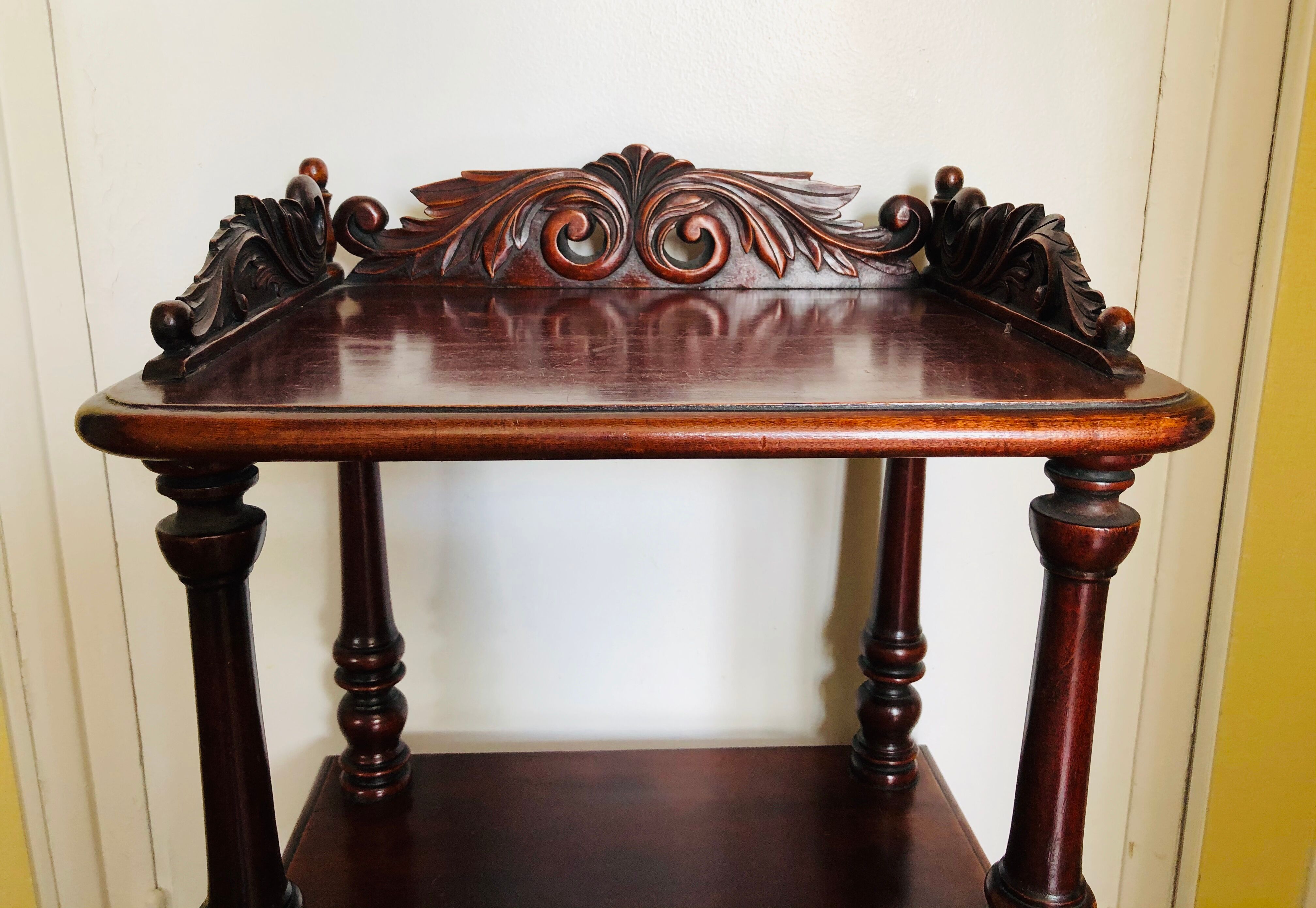 Etagère en bois sculpté