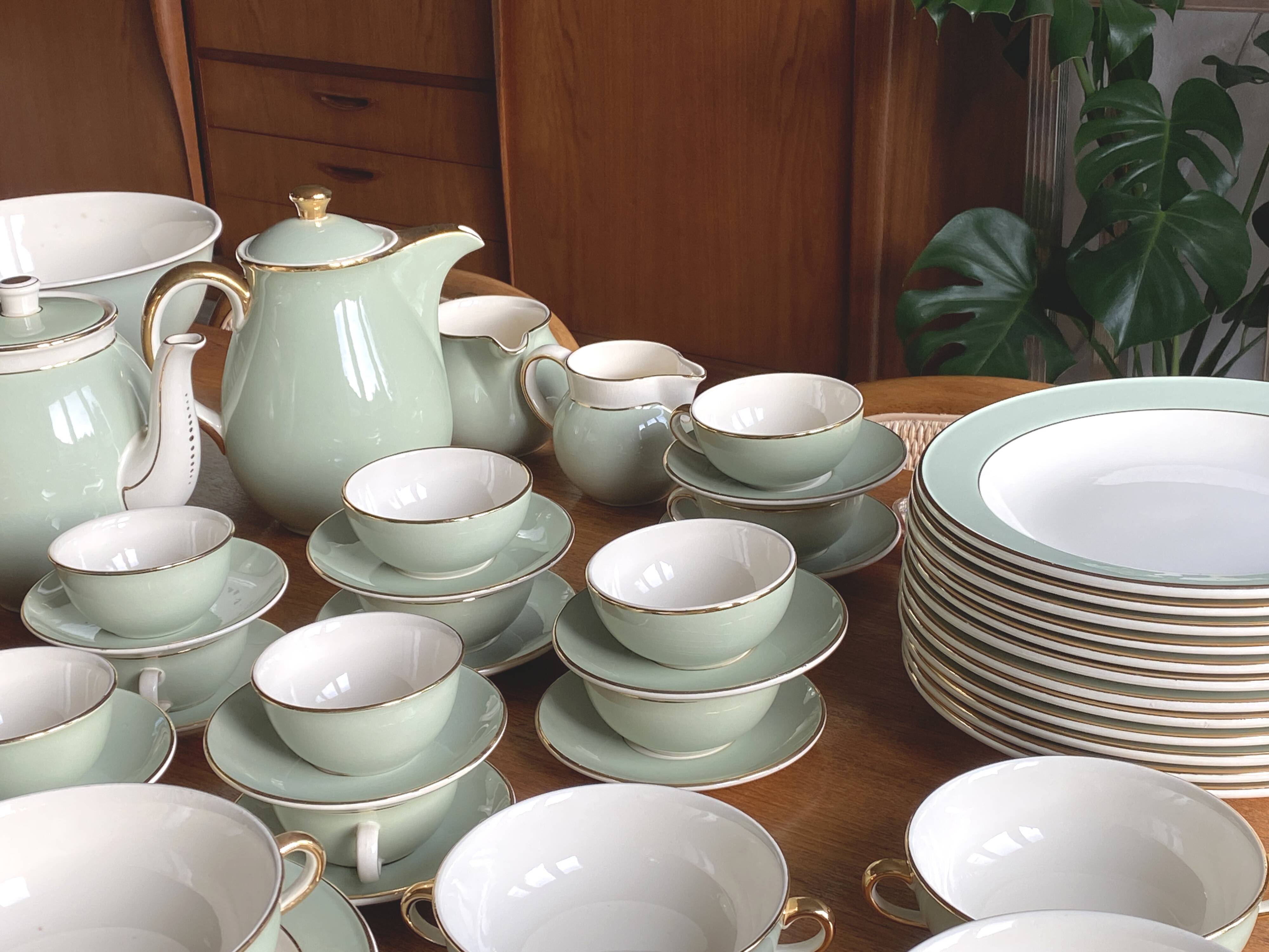 Villeroy & Boch table service in celadon green and ivory, 102 pieces.
