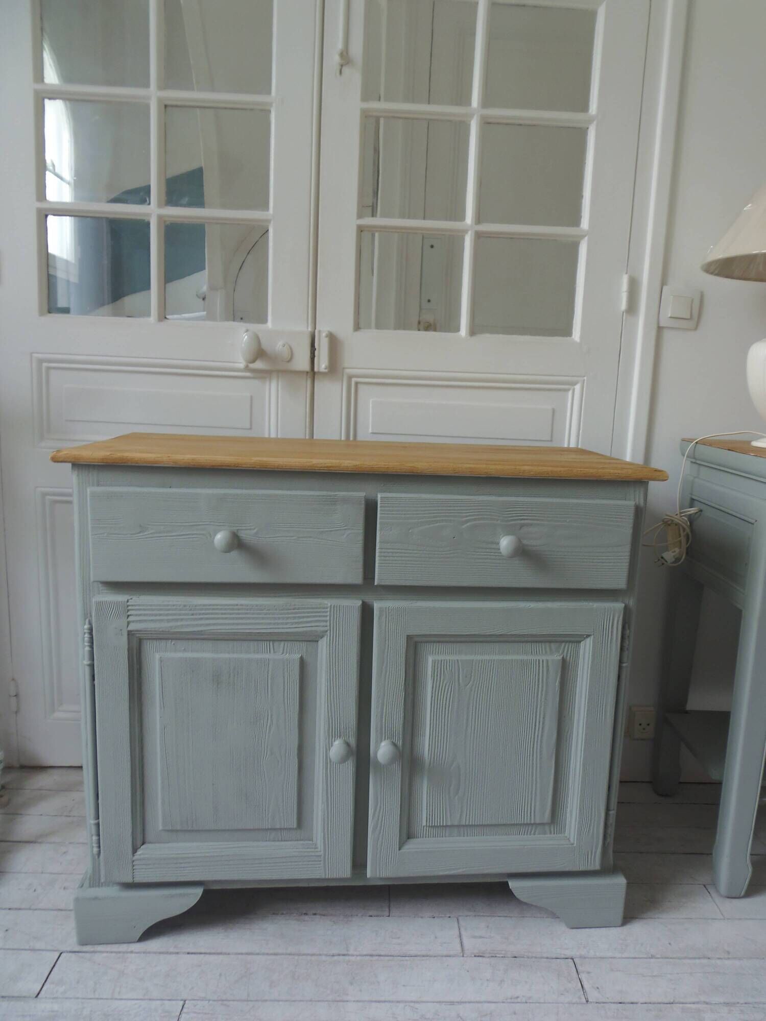 Buffet compacte avec 2 tiroirs, 2 portes,  réenchanté en vert de gris.