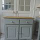Buffet compacte avec 2 tiroirs, 2 portes,  réenchanté en vert de gris.