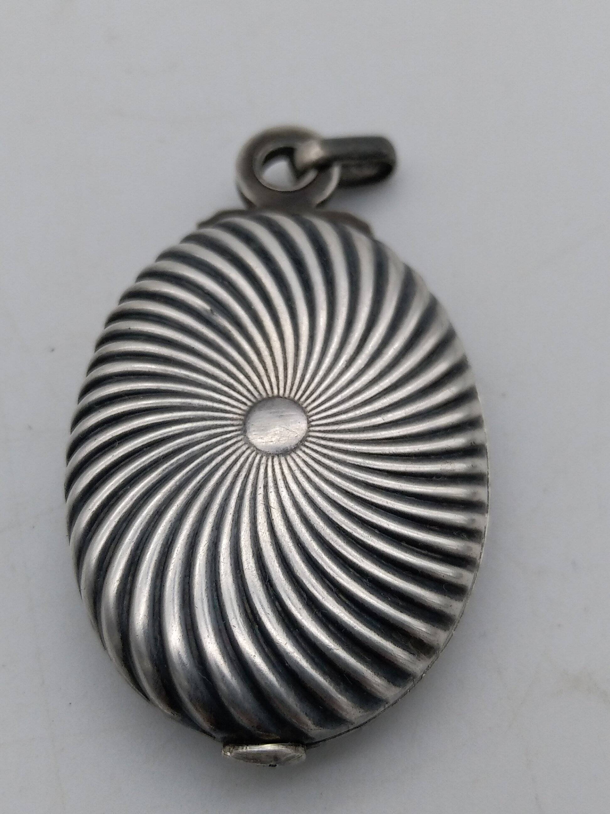 Mirror box pendant in silver 1900.