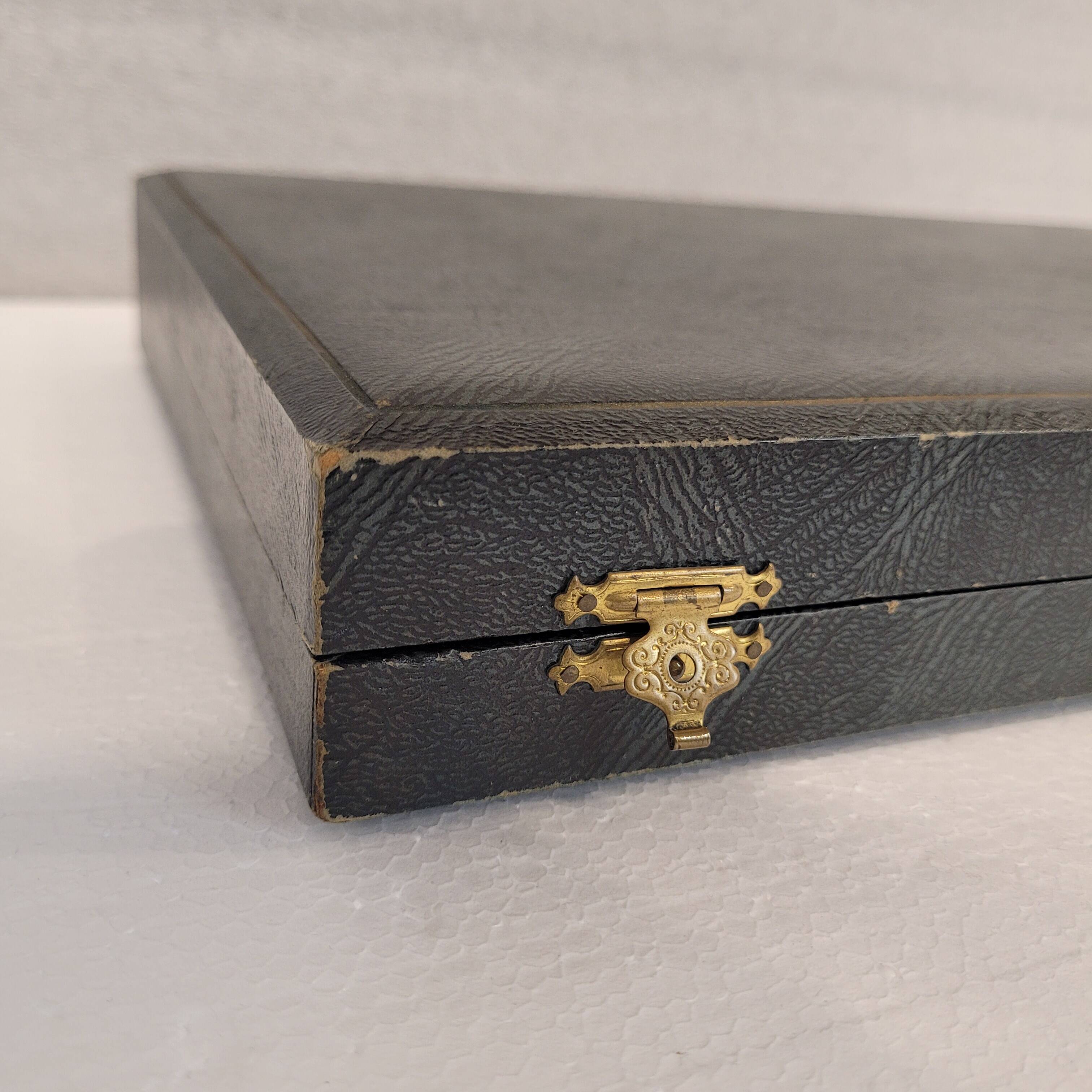 Cuberteria “Charles Boyton”, Victorian Style, Plate and nácar, s. XX – London, Reino Unido