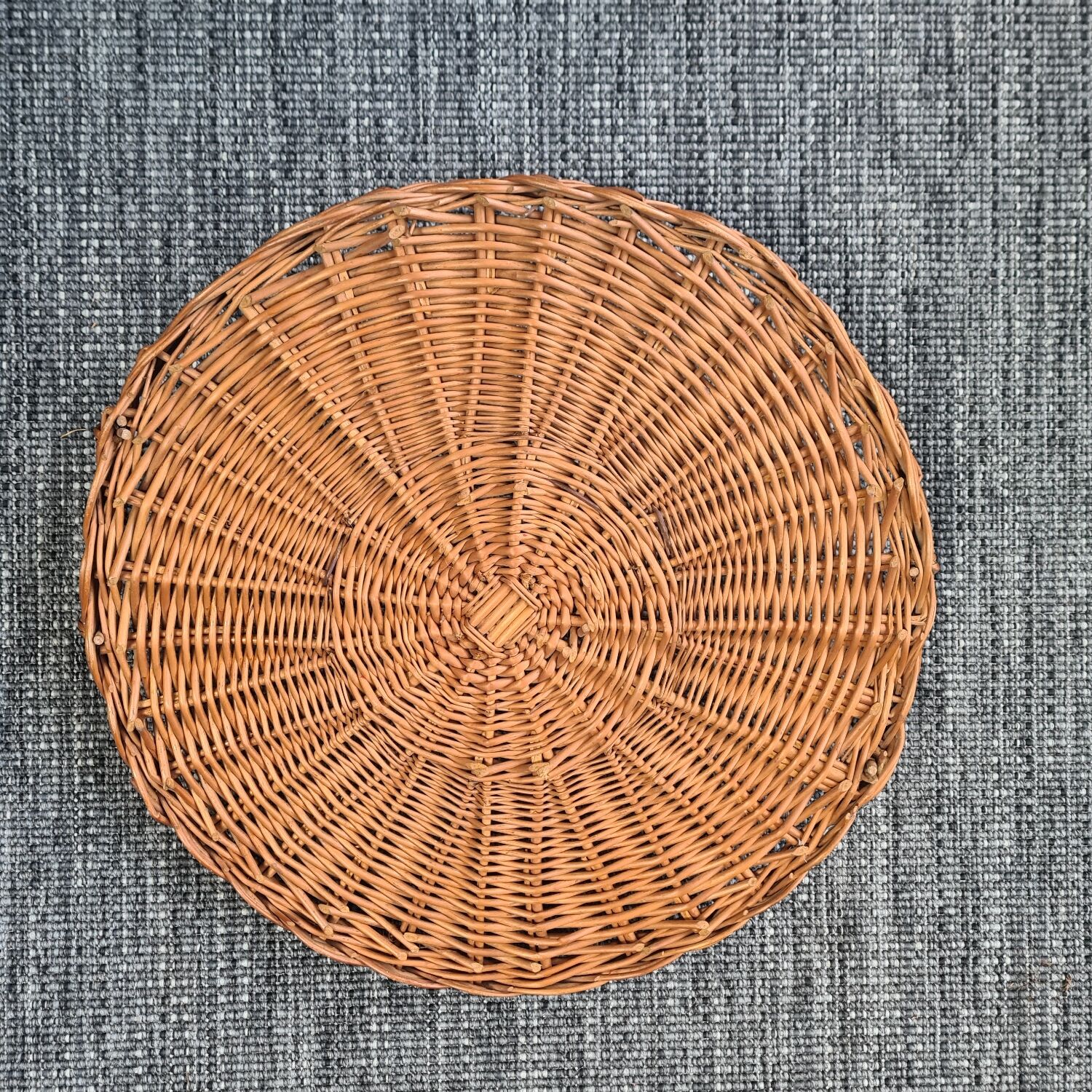 Round rattan tray
