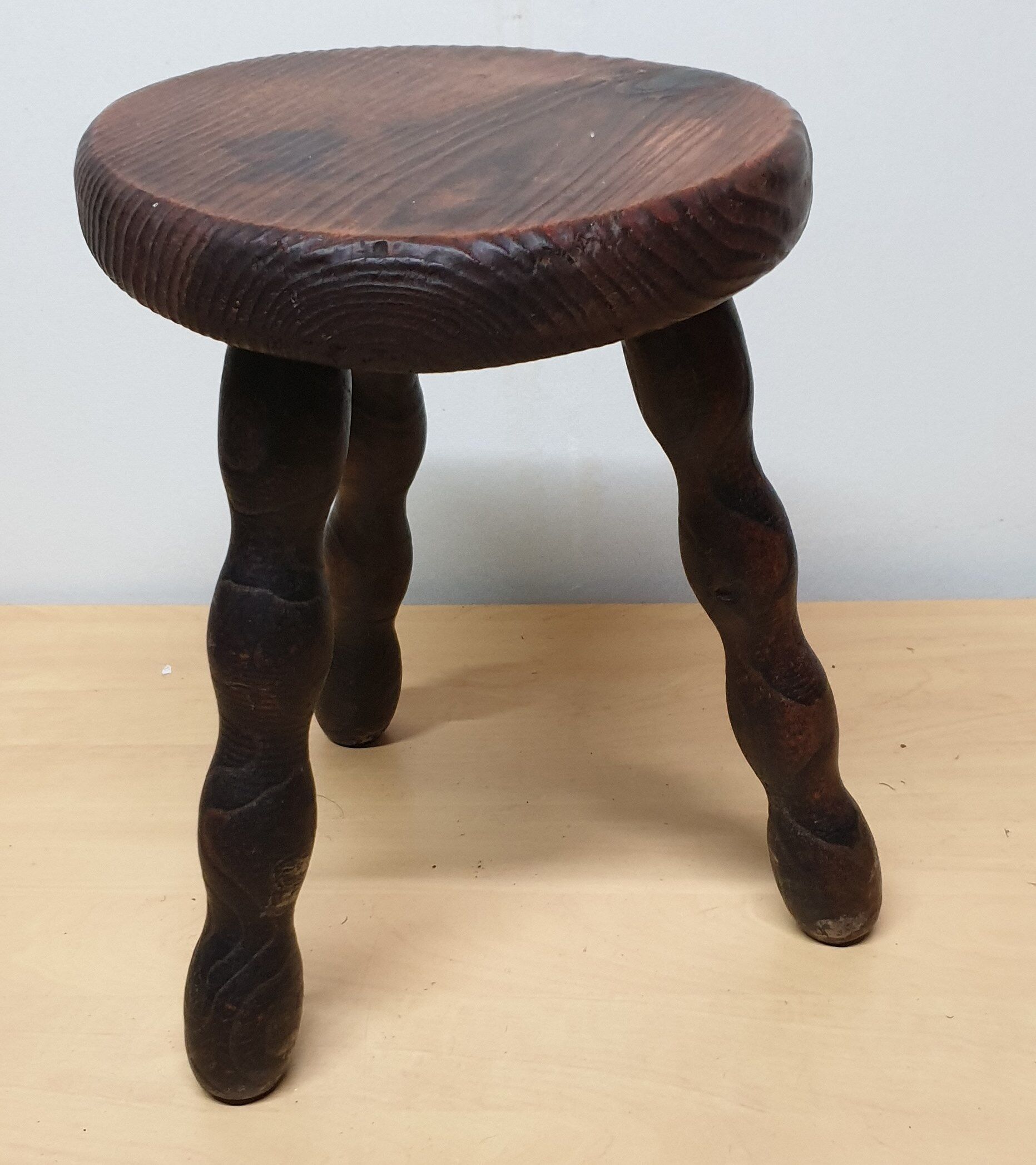Tabouret  tripode rustique, bois foncé