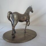 Cheval en laiton sur socle