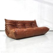 Sofa Togo en cuir cognac attribué à Michel Ducaroy pour Ligne Roset.