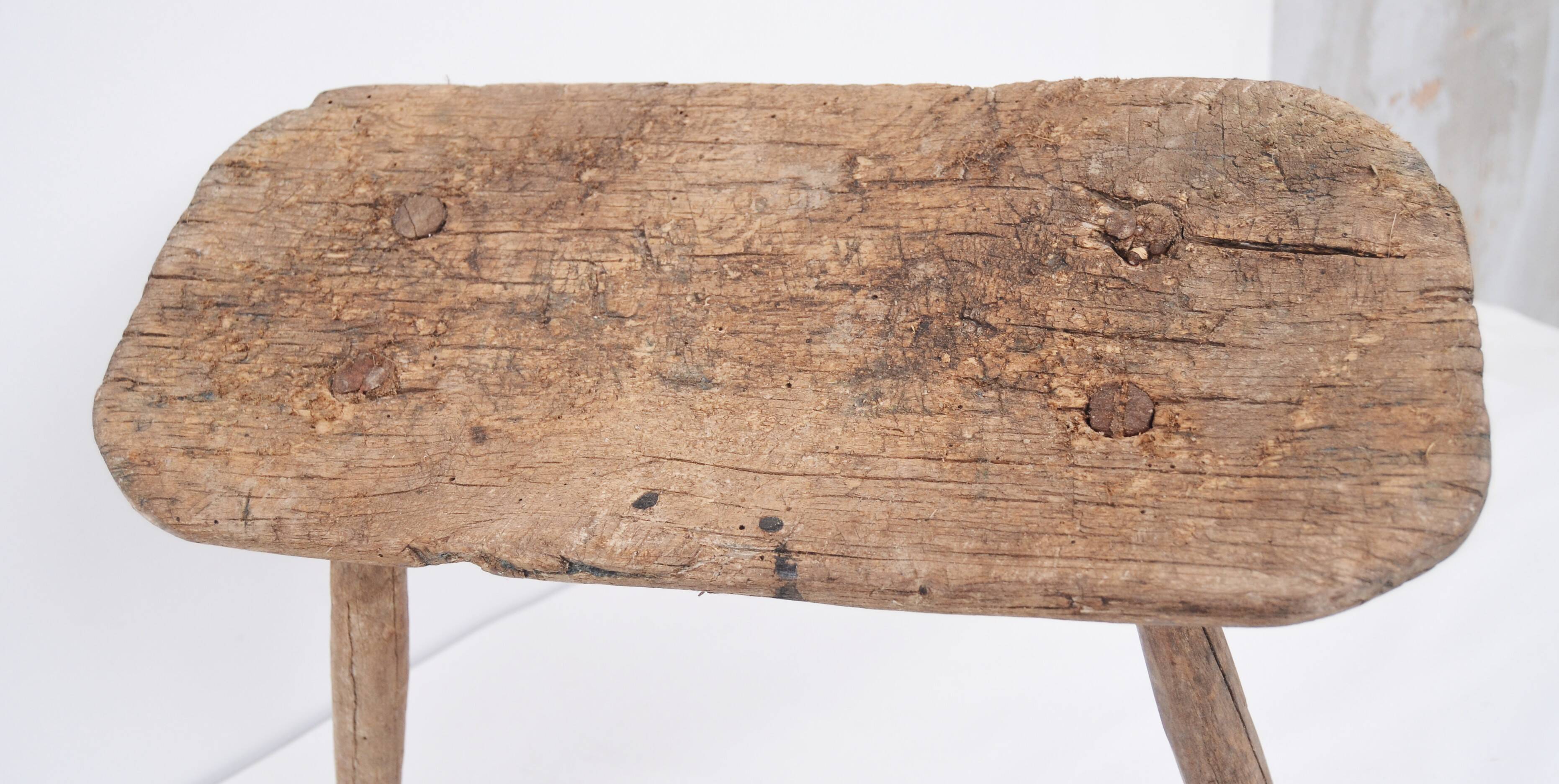 Tabouret de traite rural ancien en hêtre massif