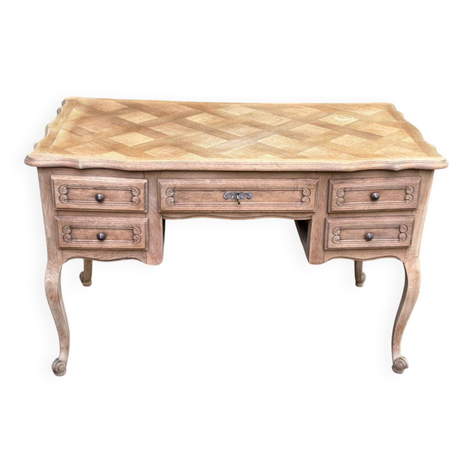 Bureau plat en chêne clair avec marqueterie de Versailles Louis XV signé Pa