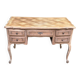 Bureau plat en chêne clair avec marqueterie de Versailles Louis XV signé Pa