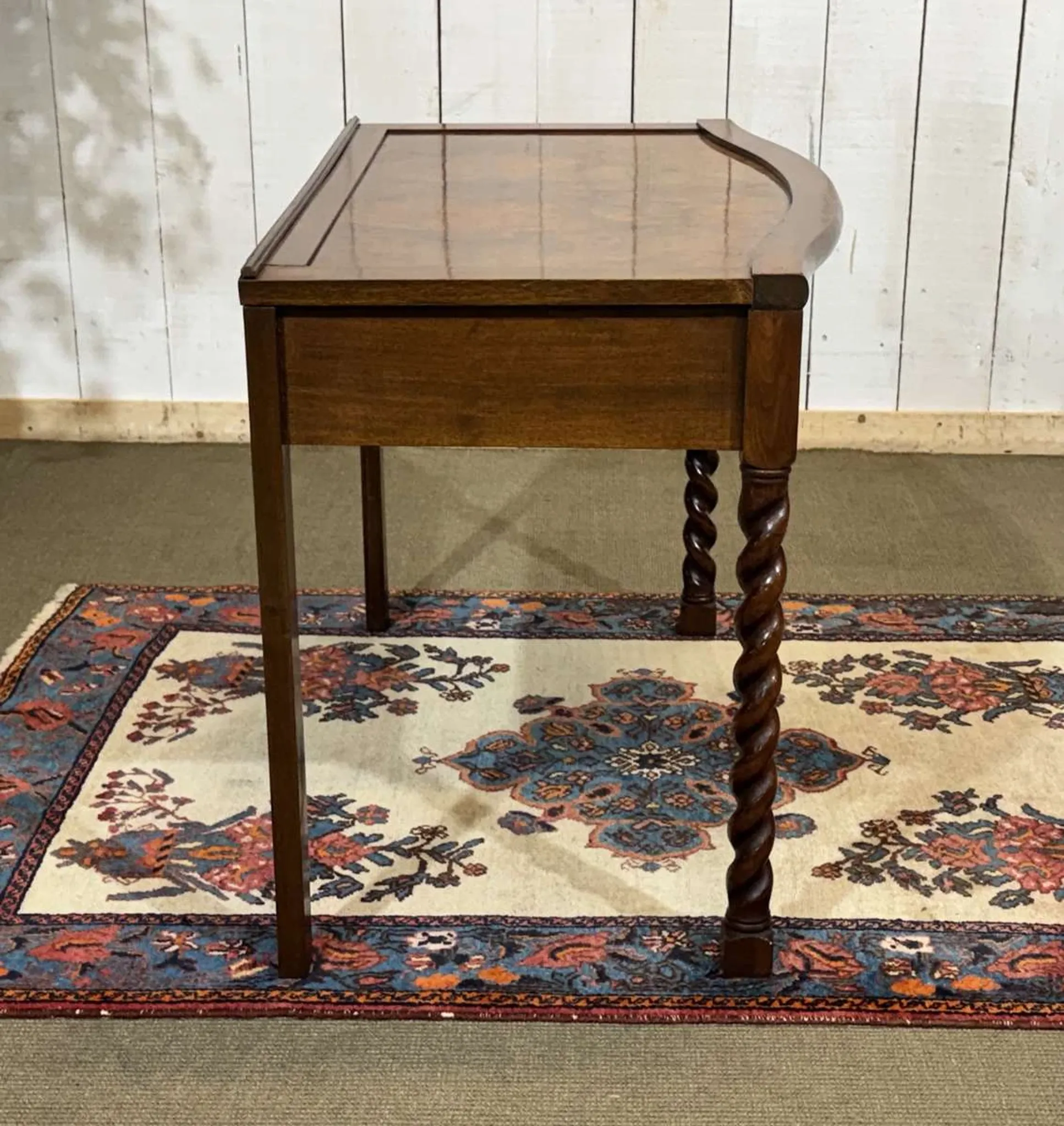 English desk table in walnut burl from the early 20th century.