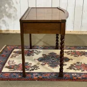 English desk table in walnut burl from the early 20th century.