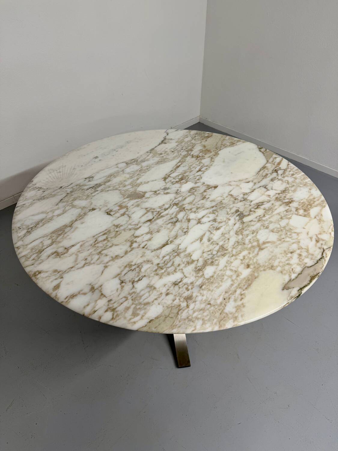 Round marble table T69 design Osvaldo Borsani for Tecno year 70