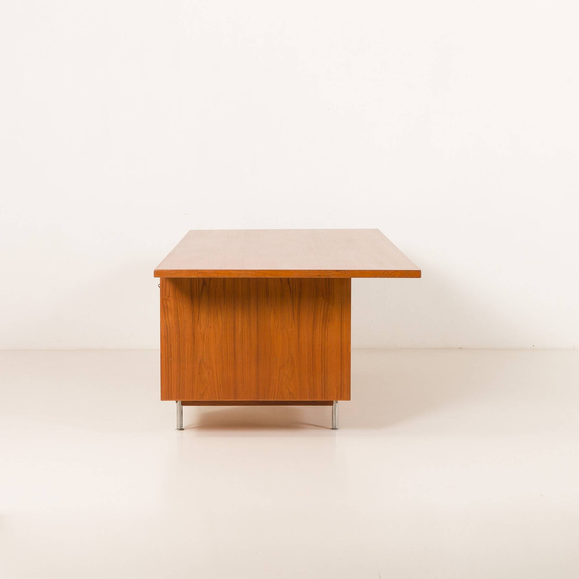Bureau de direction extra large en teck, style danois du milieu du XXe siècle, années 1970